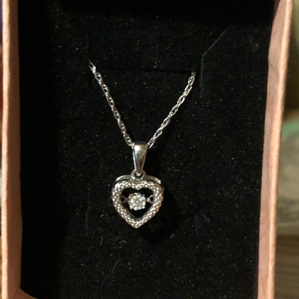Twinkling diamond necklace